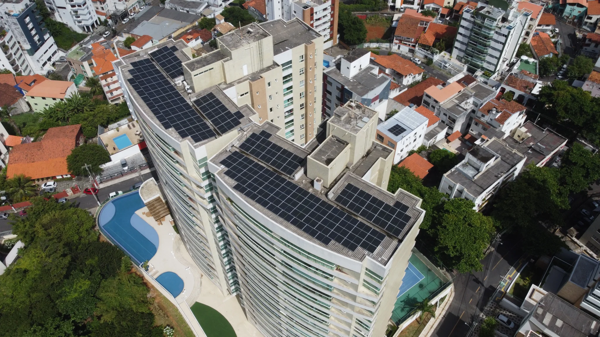 Potência: 81 kWp | Economia anual: R$107 mil